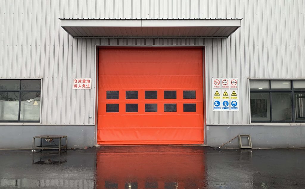 苏州抗风保温堆积式快速门：高效节能的工业隔断解决方案插图1