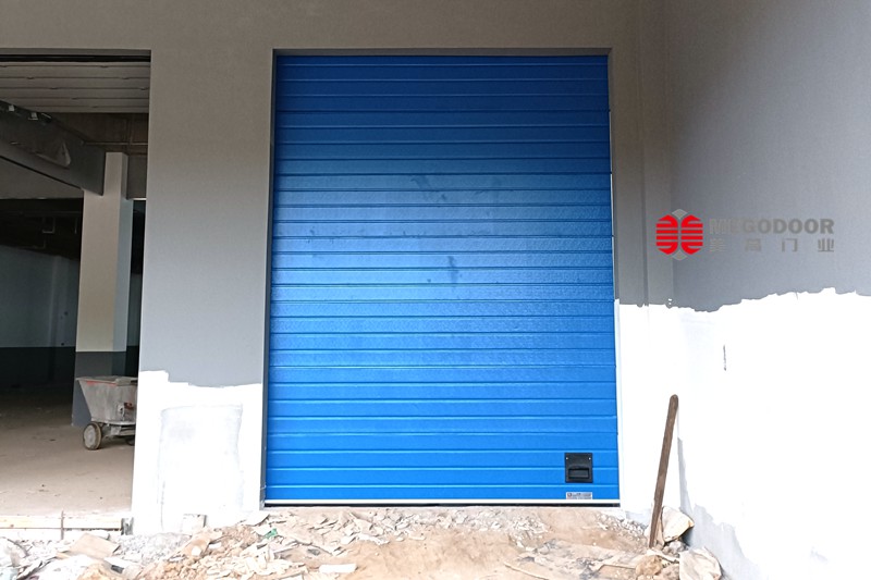 苏州吴江药厂保温工业提升门：制药行业环境控制的智能解决方案插图2