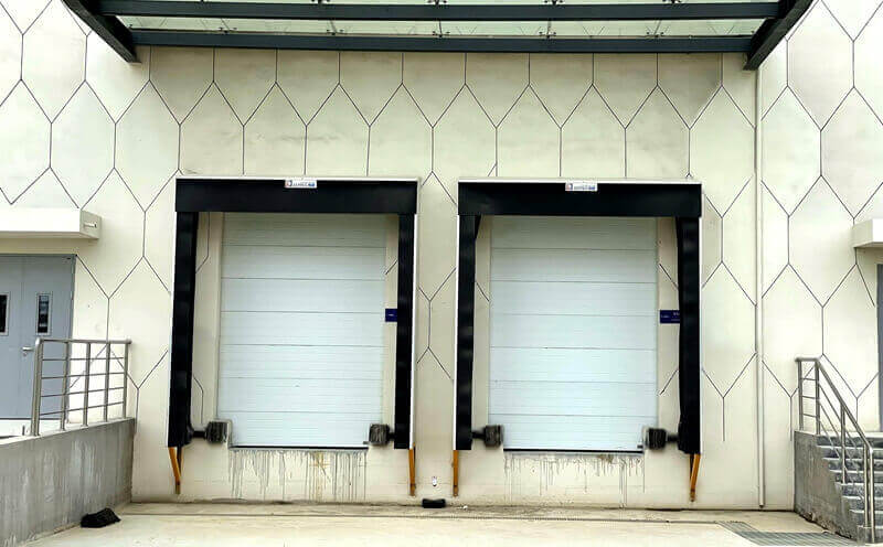 苏州冷库出货口高效保温解决方案：美高电动充气式门封插图