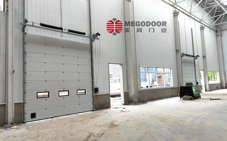 昆山涂装车间使用美高工业不锈钢提升门：高效与美观的完美结合缩略图