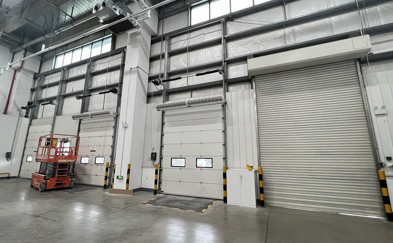 昆山涂装车间使用美高工业不锈钢提升门：高效与美观的完美结合插图1